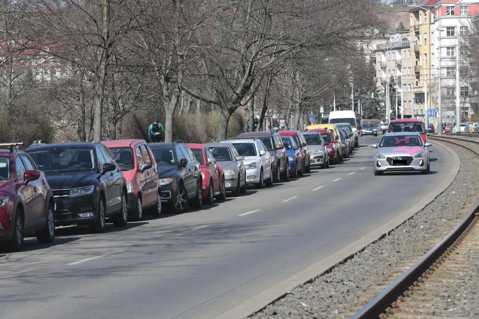 Nová analýza parkování v Praze: Odborníci se shodují, že situace je kritická.
