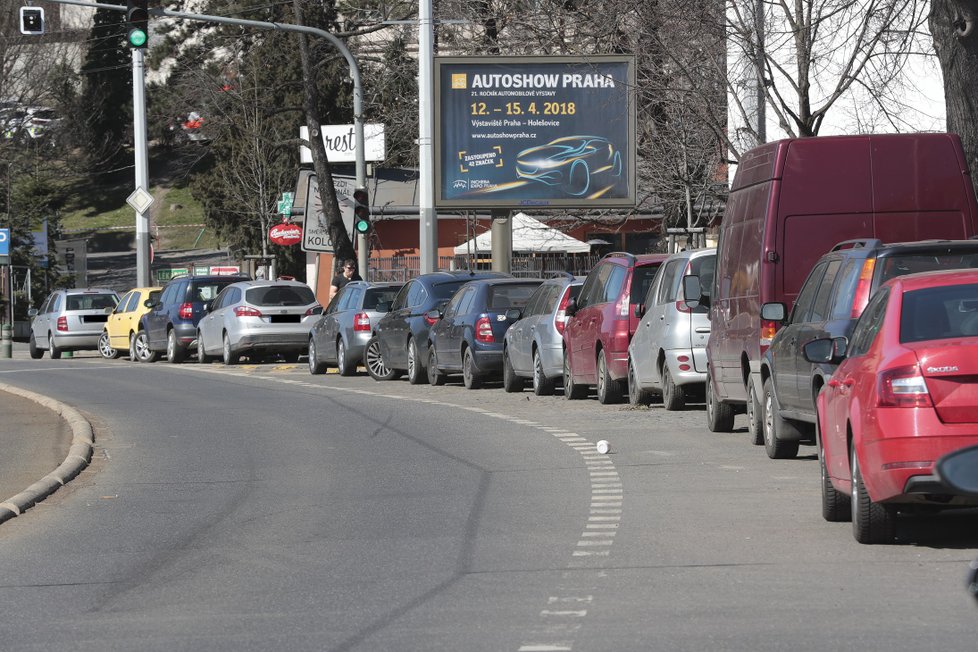 Situace kolem parkování byla neúnosná také v Podolí u tramvaje číslo 17, s tím je teď konec.