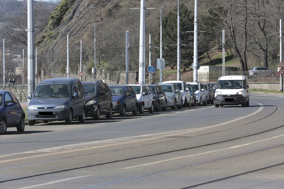 Situace kolem parkování byla neúnosná také v Podolí u tramvaje číslo 17, s tím je teď konec.