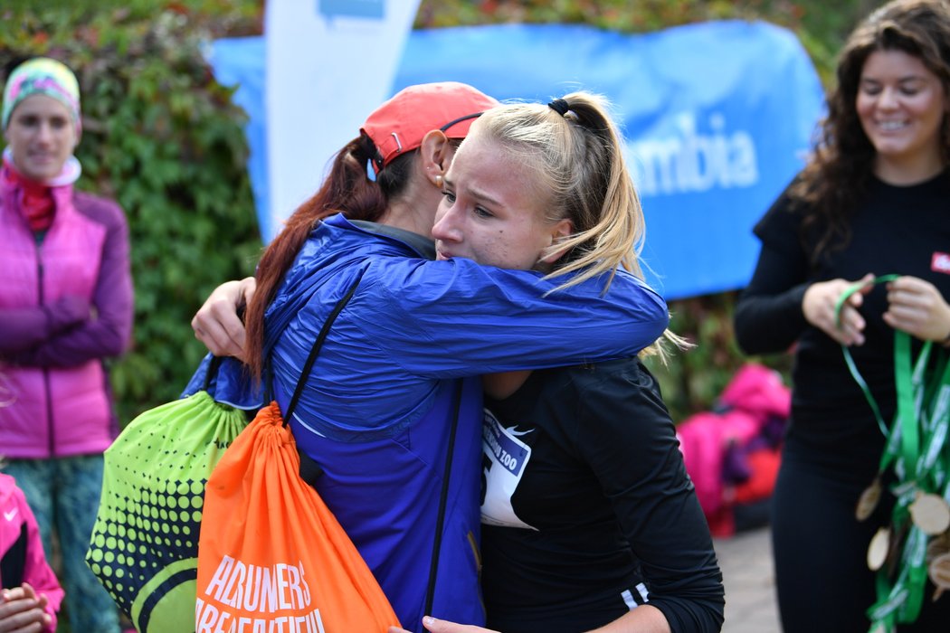 Vítězka dětské kategorie přijímá gratulace. (Zoo Brno)