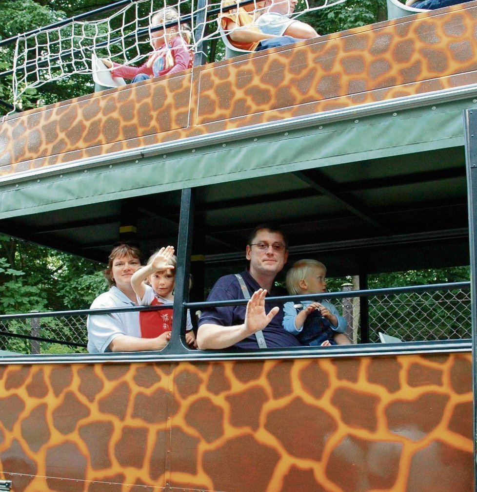 Rodina tady nasedla do speciálně upraveného autobusu, který je vzal na projížďku po 27 hektarech plochy &#39;africké safari&#39;, s volně vypuštěnými zvířaty