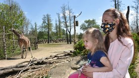 Plzeňská zoo se opět otevřela návštěvníkům: Mezi prvními přišla i Veronika Lukšíková s dcerou Viktorií.