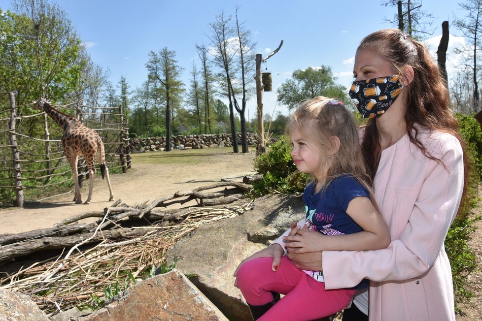 Plzeňská zoo se opět otevřela návštěvníkům: Mezi prvními přišla i Veronika Lukšíková s dcerou Viktorií.