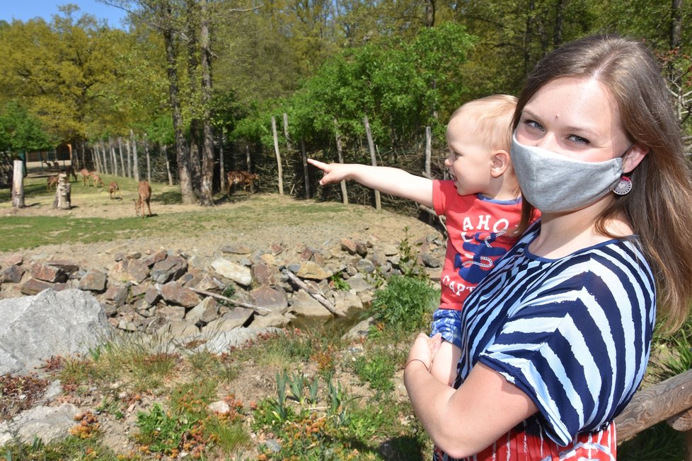 Plzeňská zoo se opět otevřela návštěvníkům: Mezi prvními přišla i Dominika Helusová se synem Tobiášem.