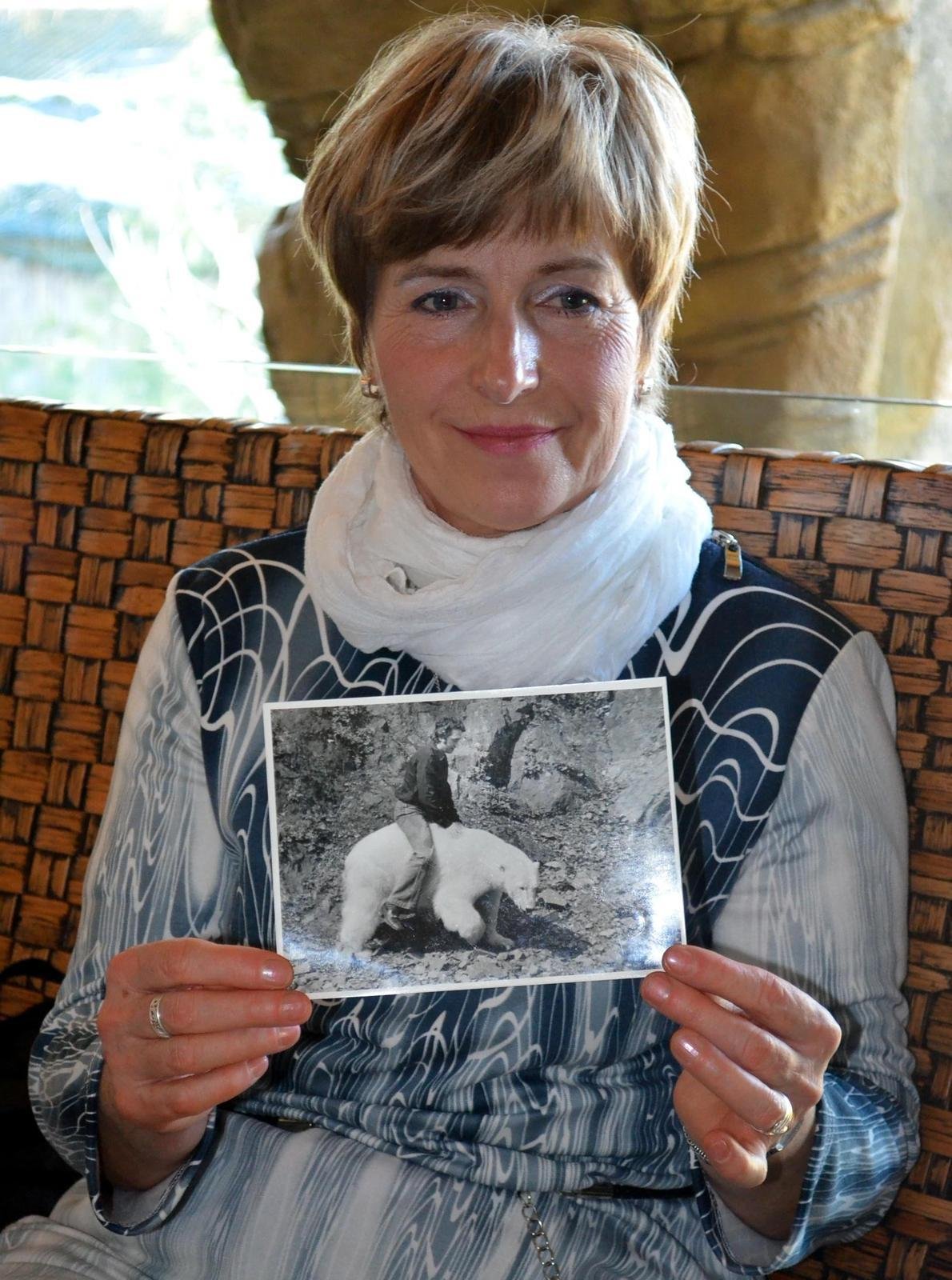 Bývalá chovatelka brněnské zoo Lenka Tilčová ukazuje archivní snímek svého manžela Karla Tilče s uměle odchovaným ledním medvědem Kukulínem, o něhož pečovali v 70.letech.