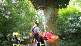 Návštěvnice v Zoo Lešná se zranila na lanovce: Na zem ji museli dostat pomocí kladek.