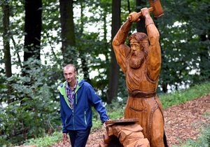 Řezbář z Ostravice Luděk Vančura vytesal sochy slovanských bohů pro ostravskou zoo.