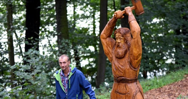 Bohové musejí být dřevění: V ostravské zoo se usídlily sochy slovanských ochránců