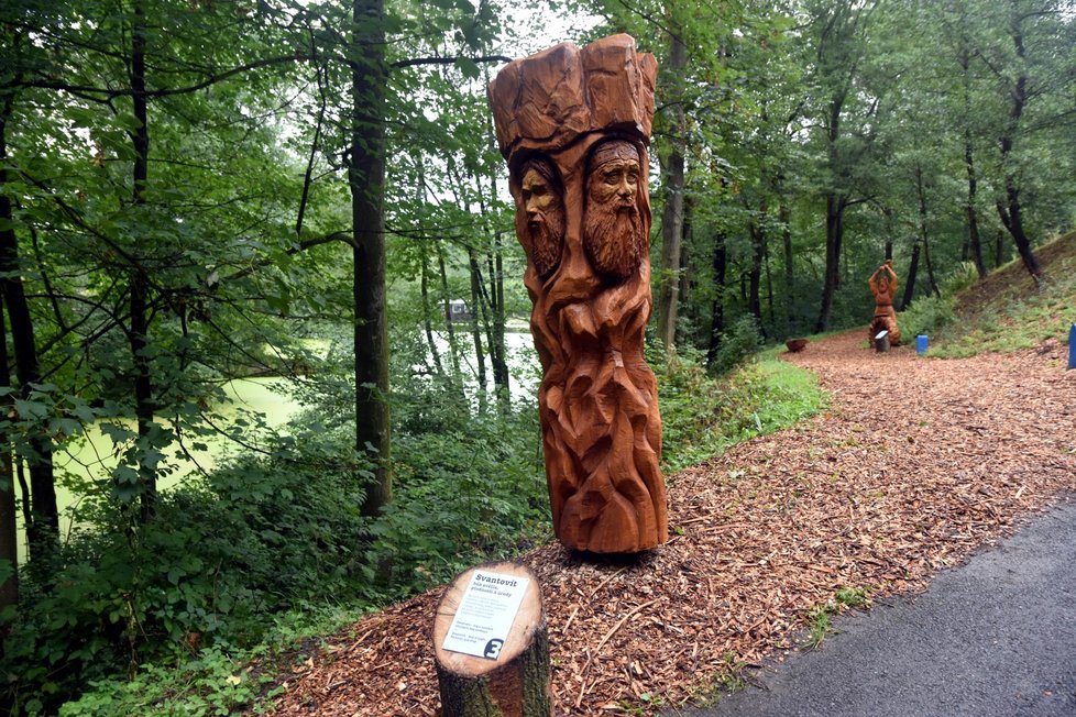 Řezbář z Ostravice Luděk Vančura vytesal sochy slovanských bohů pro ostravskou zoo.