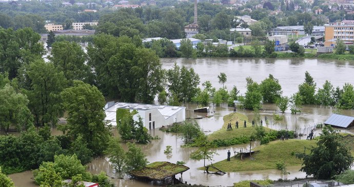 Pohled na zatopený pavilon goril. Richard je svou smečkou v povodňové věži - její tři podlouhlá okna jsou vidět na obrázku. Gorily jsou v tom nejvýše položeném