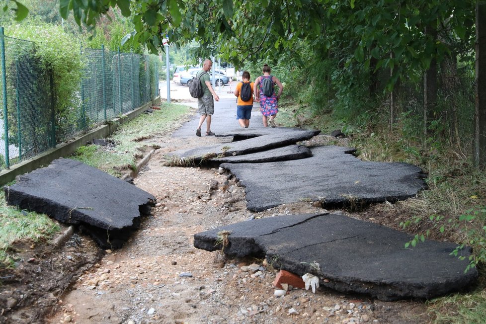 Takovou spoušť napáchala bouřka 14. srpna 2020 v pražské ulici J. Jandy. Foto z 15. srpna.