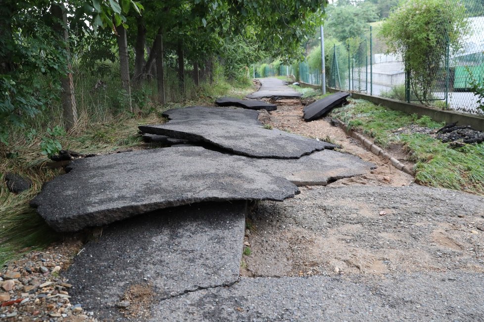 Takovou spoušť napáchala bouřka 14. srpna 2020 v pražské ulici J. Jandy. Foto z 15. srpna.