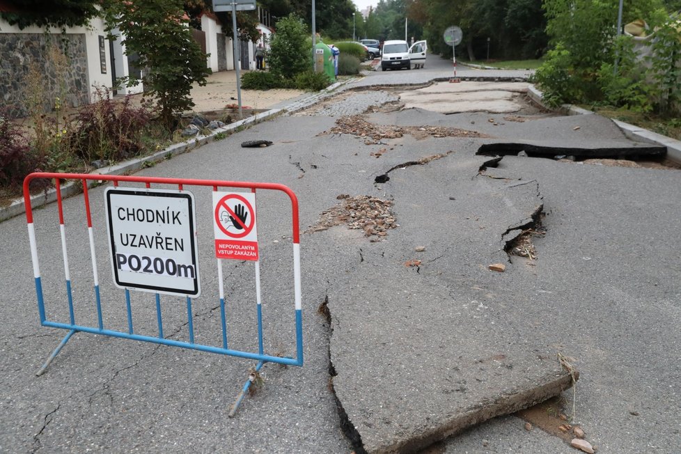 Takovou spoušť napáchala bouřka 14. srpna 2020 v pražské ulici J. Jandy. Foto z 15. srpna.