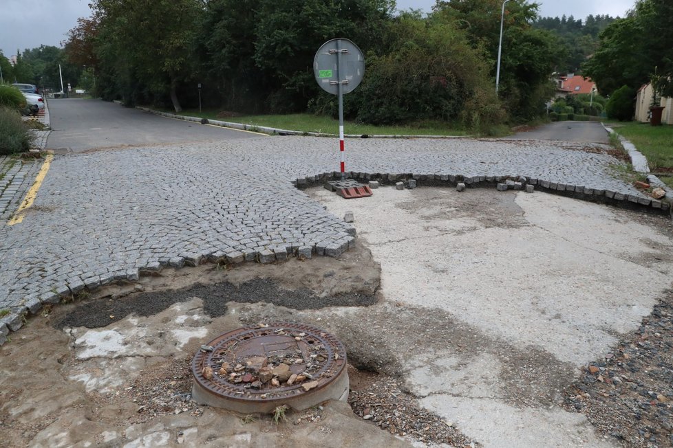 Takovou spoušť napáchala bouřka 14. srpna 2020 v pražské ulici J. Jandy. Foto z 15. srpna.