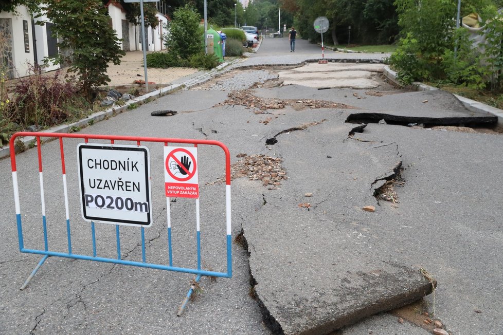 Takovou spoušť napáchala bouřka 14. srpna 2020 v pražské ulici J. Jandy. Foto z 15. srpna.