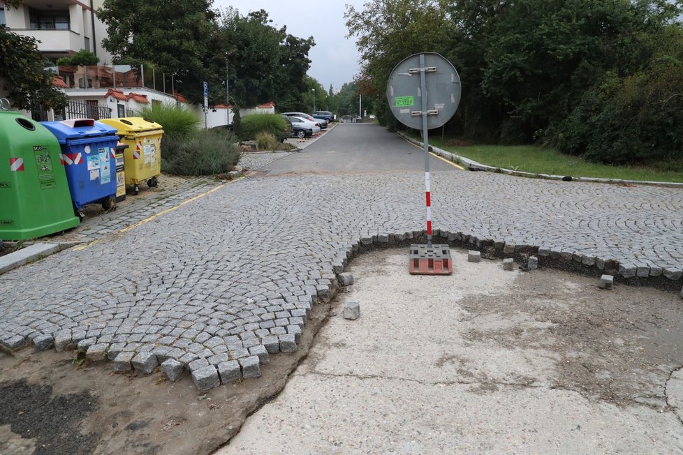 Takovou spoušť napáchala bouřka 14. srpna 2020 v pražské ulici J. Jandy. Foto z 15. srpna.