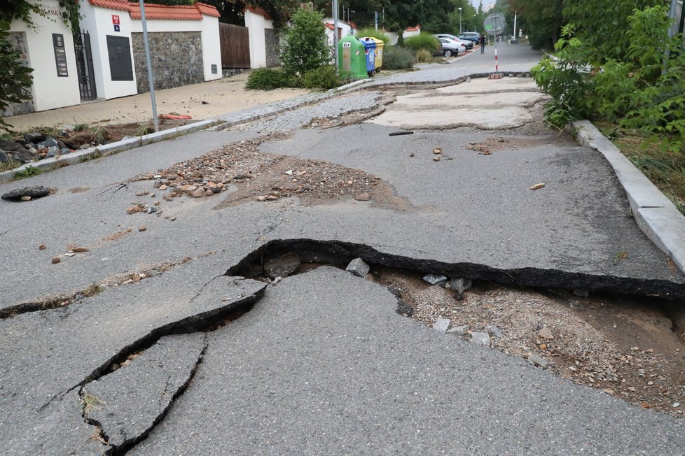 Takovou spoušť napáchala bouřka 14. srpna 2020 v pražské ulici J. Jandy. Foto z 15. srpna.