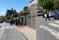 Neúnosná situace před pražskou zoo: Fronty stovek návštěvníků hlídá policie, na vstup budou čekat hodiny