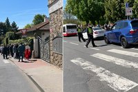 Neúnosná situace před pražskou zoo: Fronty stovek návštěvníků hlídá policie, na vstup budou čekat hodiny