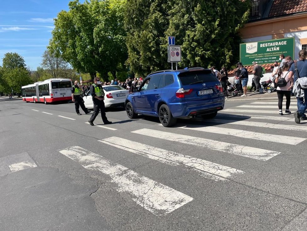 Obří fronta před pražskou zoo. Lidé stojí podél zdi Trojského zámku. (9.5.2021)