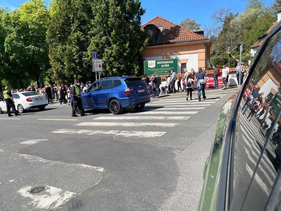 Obří fronta před pražskou zoo. Lidé stojí podél zdi Trojského zámku. (9.5.2021)