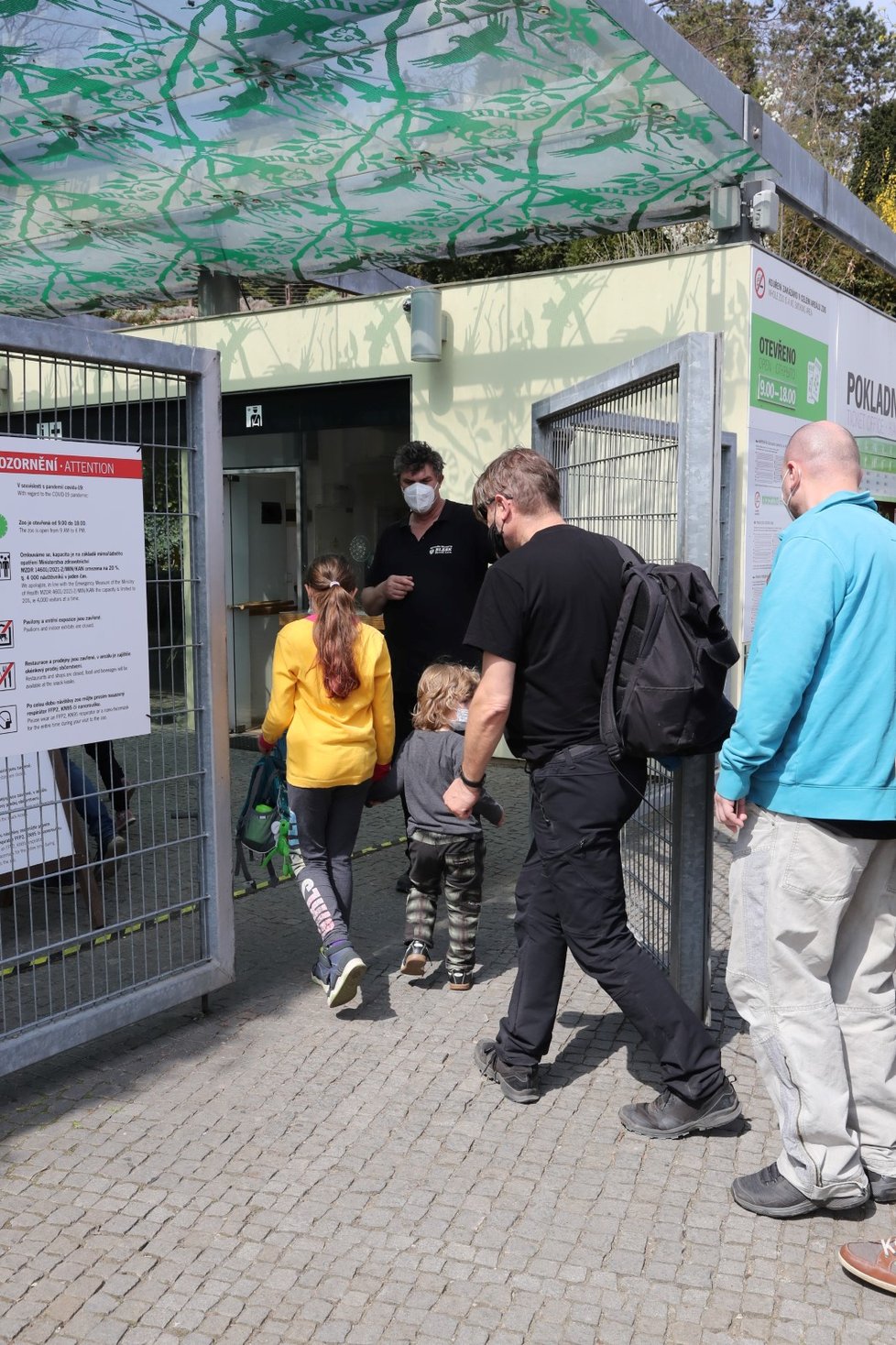 Slunečné počasí přilákalo tisíce lidí do pražské zoologické a botanické zahrady. Zoo dosáhla v jednu chvíli maximální povolené kapacity 4000 návštěvníků v jeden čas, proto musela na pár minut vstup do areálu zastavit, před vchody se tak vytvořily fronty. (24. dubna 2021)