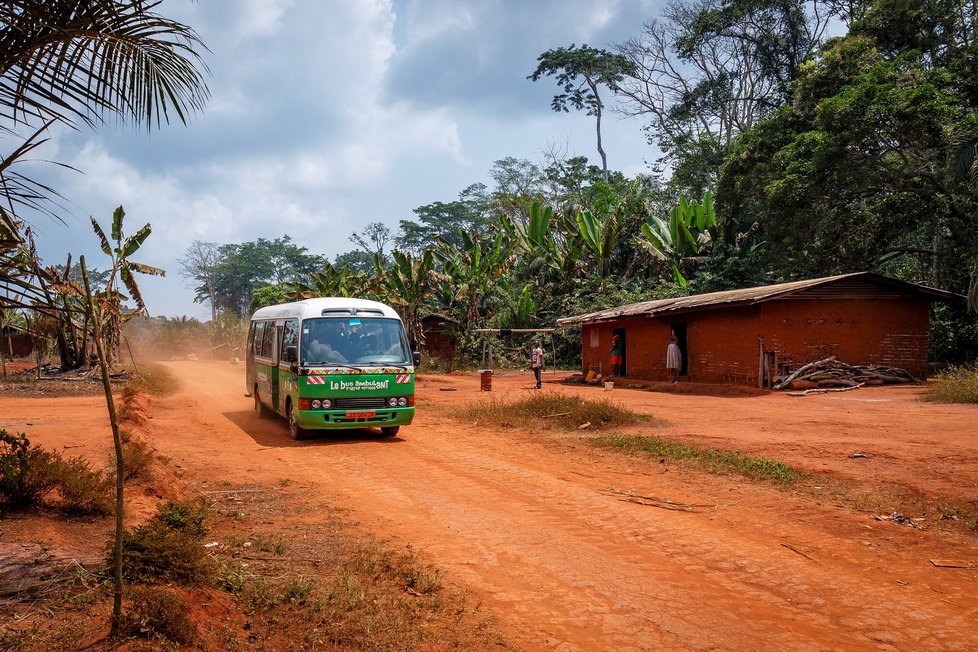 Nový Toulavý autobus jezdí v Kamerunu od roku 2018. Původní autobus, který od roku 2013 najezdil v náročném terénu desetitisíce kilometrů, nyní stojí v Zoo Praha před novým pavilonem goril nazvaným Rezervace Dja.