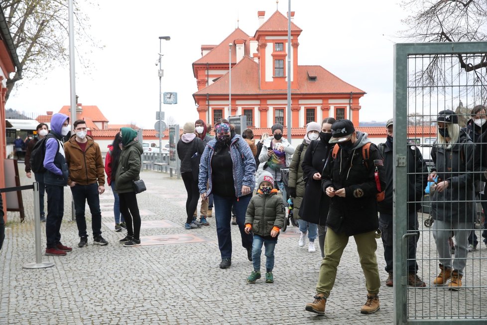 Skončil nouzový stav, a tak se mohla otevřit i pražská zoo. Hned první den ji přišlo navštívit několik stovek nadšenců, převážně rodin s dětmi