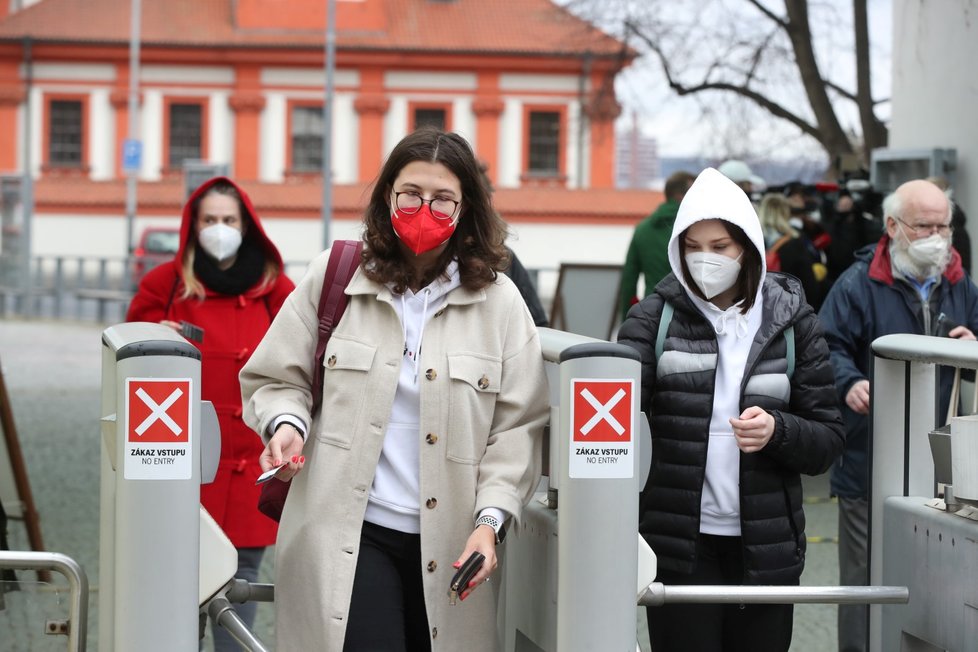 Skončil nouzový stav, a tak se mohla otevřit i pražská zoo. Hned první den ji přišlo navštívit několik stovek nadšenců, převážně rodin s dětmi