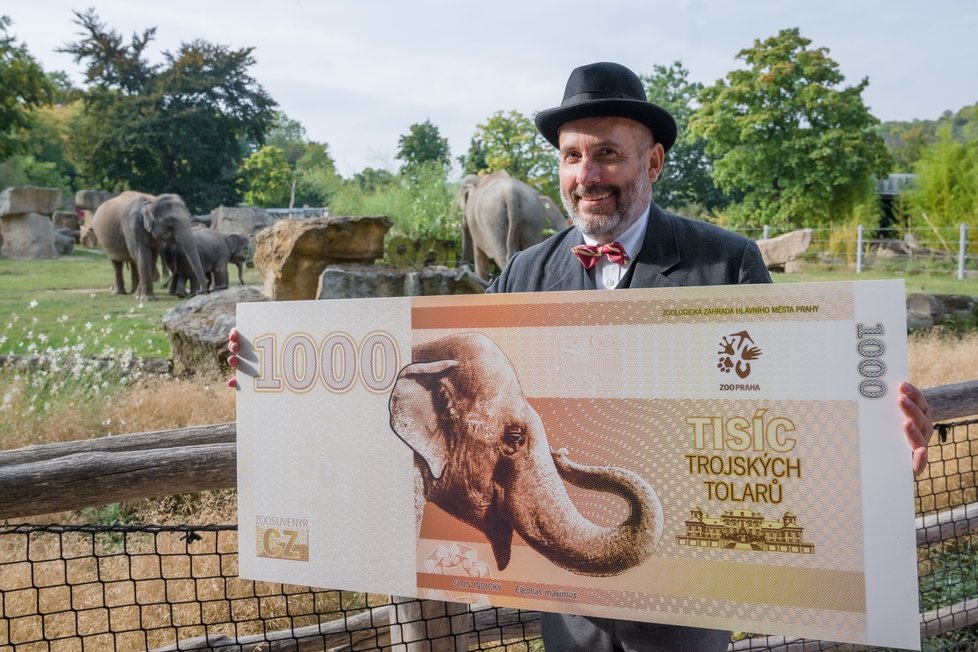 Zoo Praha představila v rámci oslav speciální sérii Trojských tolarů zpracovanou Státní tiskárnou cenin. Na fotografii ředitel Zoo Praha Miroslav Bobek s „bankovkou“ s vyobrazením slona indického.