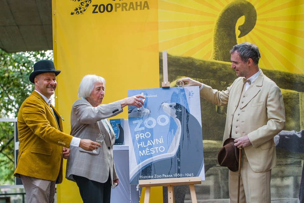 Na eshopu Zoo Praha i v kamenných obchodech je už nyní k dostání kniha mapující historii zoo s názvem Zoo pro hlavní město. Její autorka paní Hana Heráňová pokřtila vizuál titulky knihy spolu s primátorem hl. m. Prahy Zdeňkem Hřibem a náměstkem primátora Petrem Hlubučkem. 