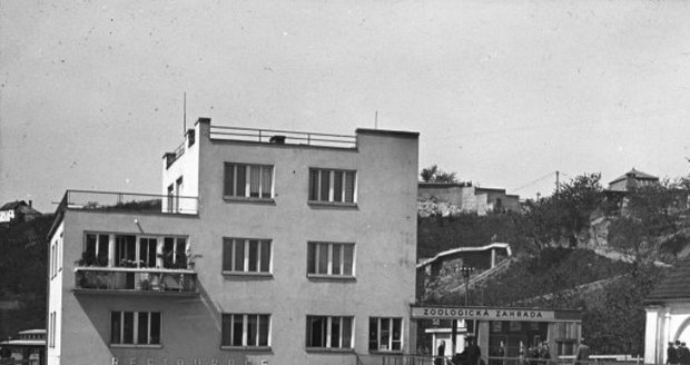 30. léta: Budova vedle hlavního vchodu září novotou a na parkovišti je místa dost.