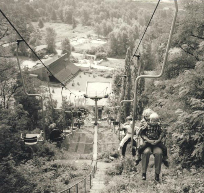 70. léta: Lanovka byla poprvé uvedena do provozu v roce 1977. Je nejkratší lanovou dráhou v Česku.