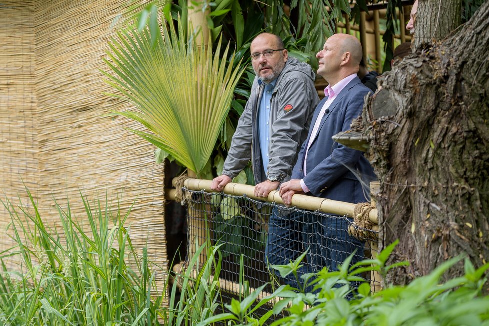 Ředitel Zoo Praha Miroslav Bobek s náměstkem primátora Petrem Hlubučkem slavnostně otevřeli nový pavilon kotulů veverovitých