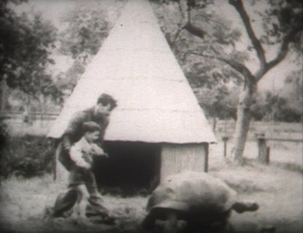 Pražská zoo hledá své bývalé zaměstnance i návštěvníky, kteří si zahráli v dokumentu z roku 1949 Neděle v pražské zoo. Nepoznáte někoho?