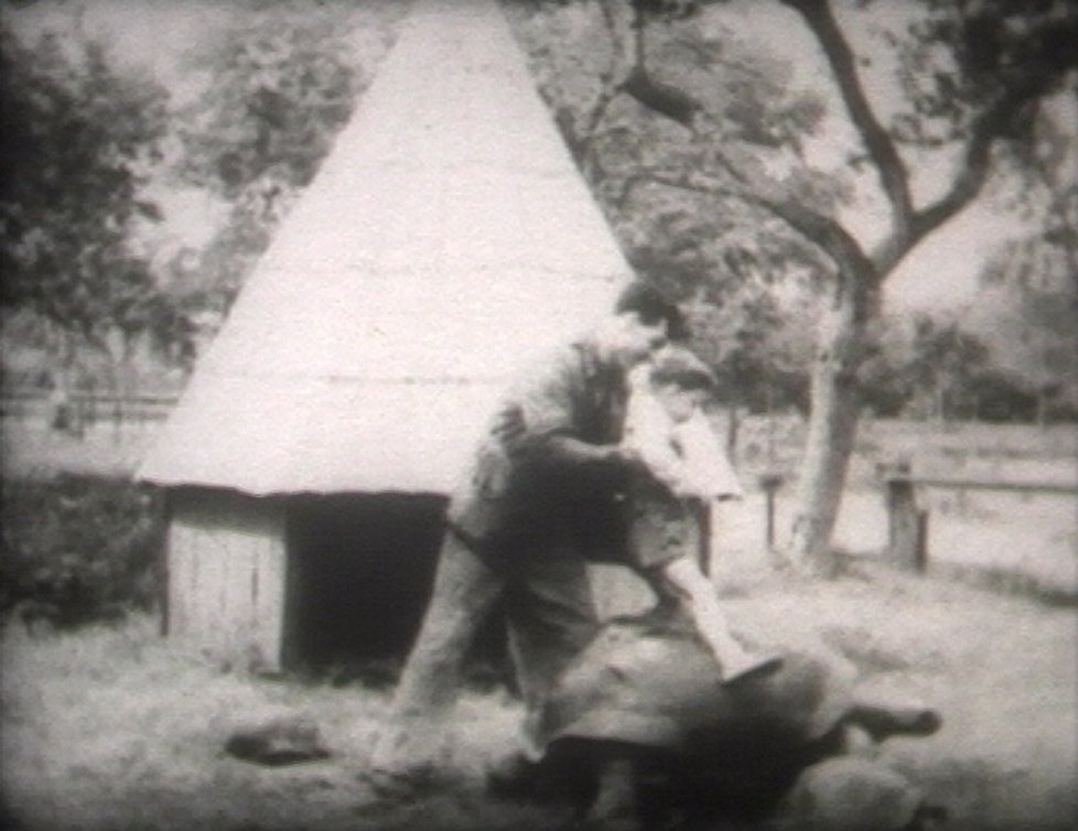 Pražská zoo hledá své bývalé zaměstnance i návštěvníky, kteří si zahráli v dokumentu z roku 1949 Neděle v pražské zoo. Nepoznáte někoho?