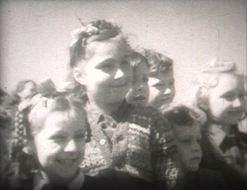 Pražská zoo hledá své bývalé zaměstnance i návštěvníky, kteří si zahráli v dokumentu z roku 1949 Neděle v pražské zoo. Nepoznáte někoho?