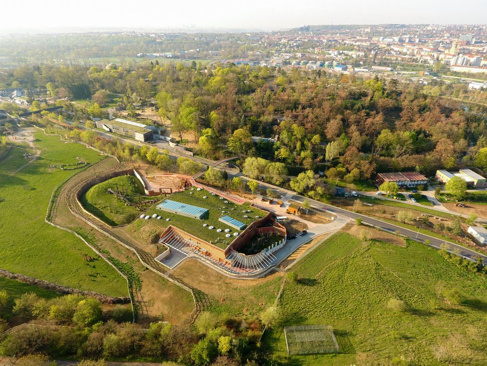 Letecký pohled na Rezervaci Dja s pohledem na Dejvice a centrum Prahy v pozadí.