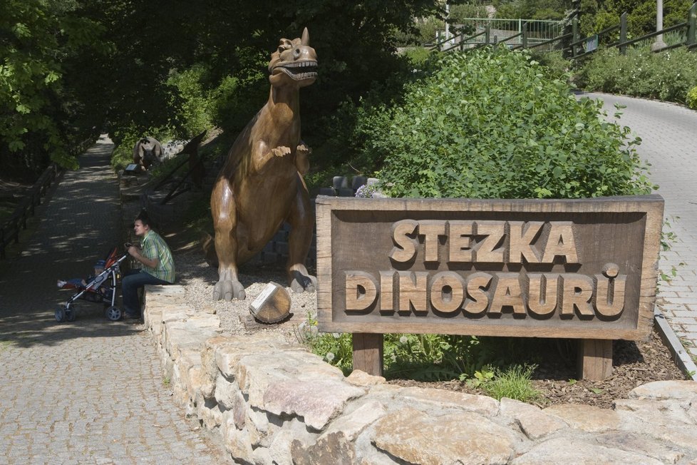 Nejen se svými ratolestmi se tu můžete vrátit v čase a projít si stezku dinosaurů.