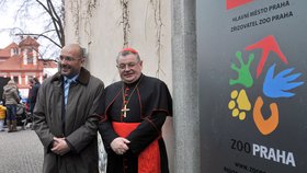 Kardinál Duka a ředitel pražské zoo Bobek před novým logem
