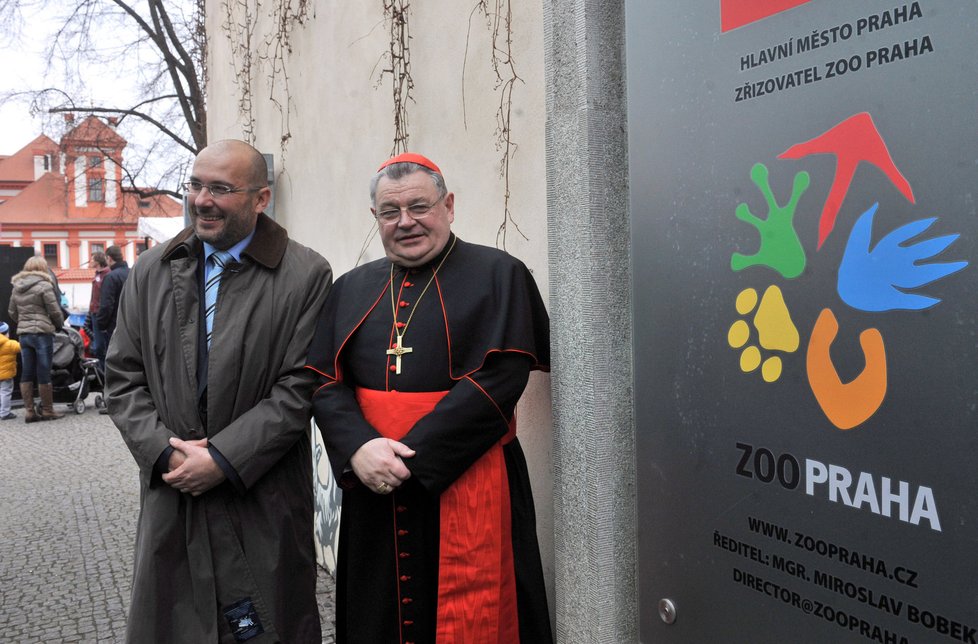 Kardinál Duka a ředitel pražské zoo Bobek před novým logem