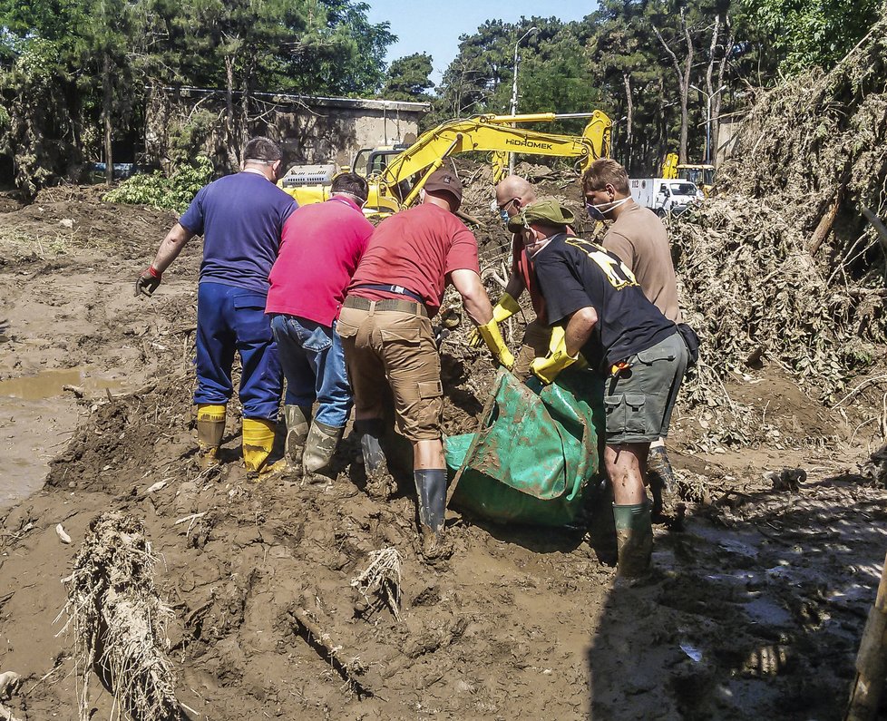 Pět dnů tahali mrtvá těla z bahna