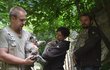 Zoolog Jan Vašák má radost, poslední z trojice koťat irbisů je holka.