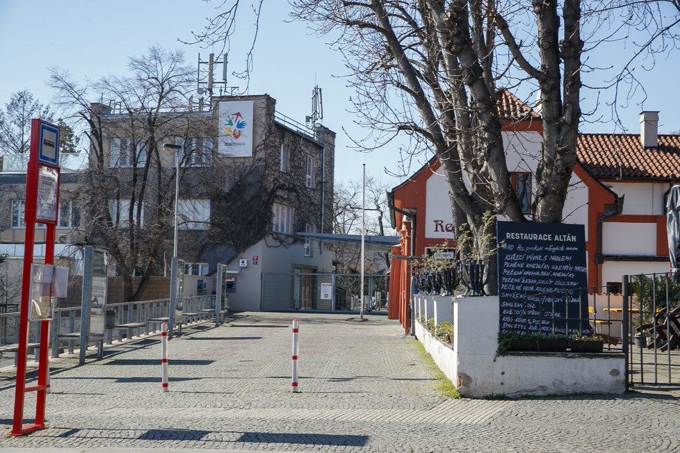 Parkoviště a prostory před zoologickou zahradou, kde jinde bývá celkem rušno, byly na jaře prázdné. Zoo Praha byla totiž z důvodu nouzového stavu, vyhlášeného vládou ČR zavřená.