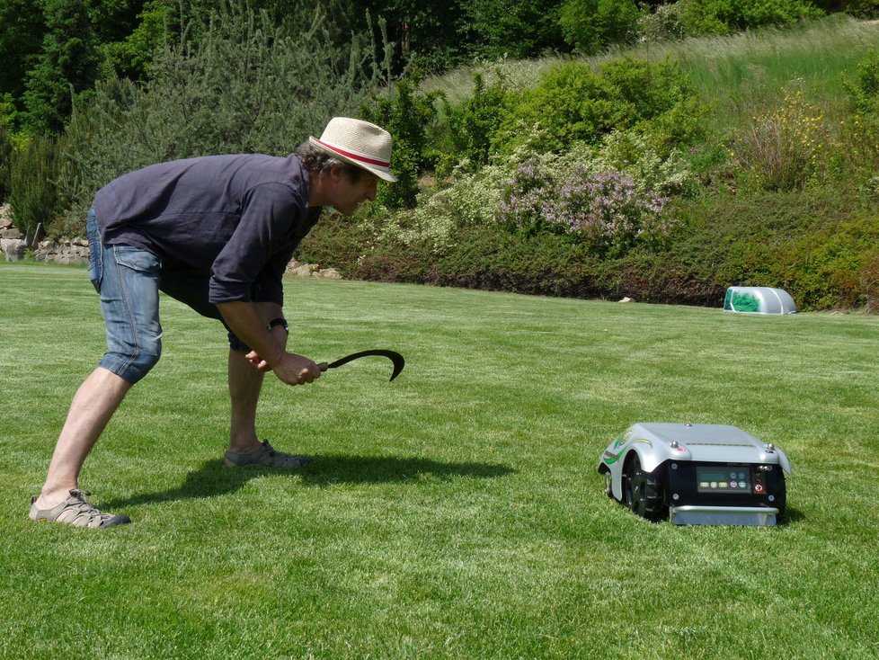 David Prachař zkoumá, jak pracuje robotická sekačka