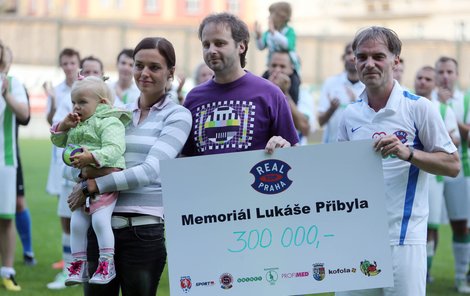 Ta vyrostla! Zora Přibylová s dcerkou v náruči přijala od zástupce fanoušků a herce Trojana šek na 300 tisíc korun.