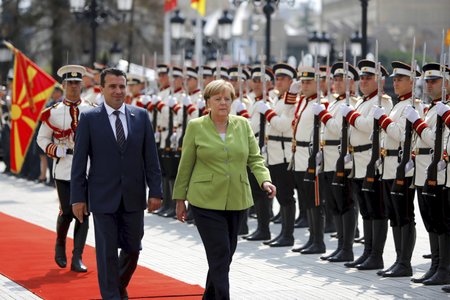 Angelu Merkelovou v Makedonii přivítal premiér Zoran Zaev (8.9.2018)