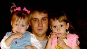 Po Denisi Burakovi zůstaly dvě dcery