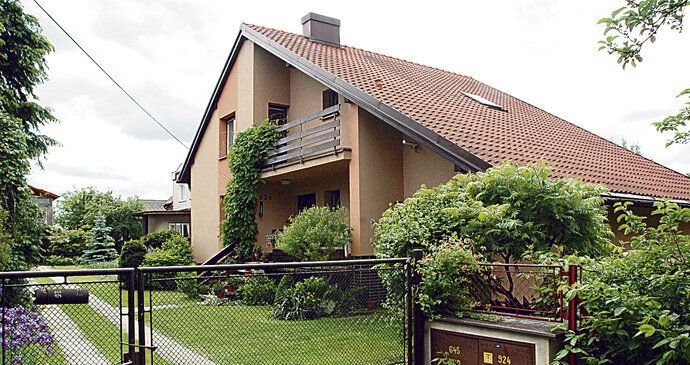 Sídlo firmy Lundi Adventures ve Vendryni. Její představitelé nezvedají telefony, zrušili webové stránky a schovávají se před zodpovědností za zamčenými vraty.