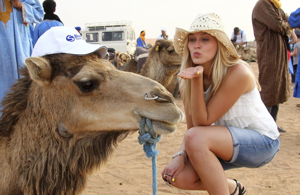 Zorka Hejdová s velbloudem, na kterém si vyjela do pouště.